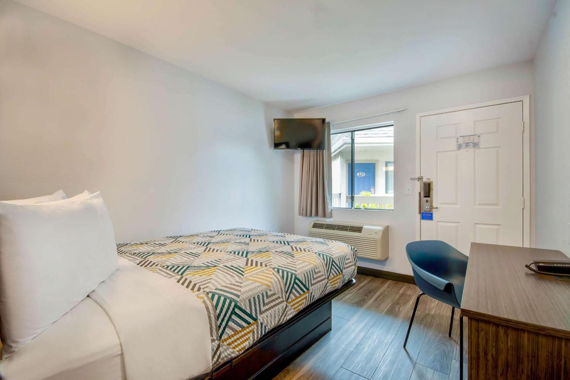 Motel 6-Marina, Ca - Monterey Экстерьер фото